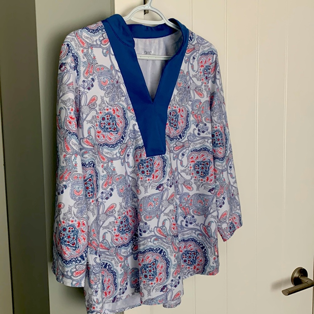 Beautiful 3/4 length sleeve shirt is in great condition for golf